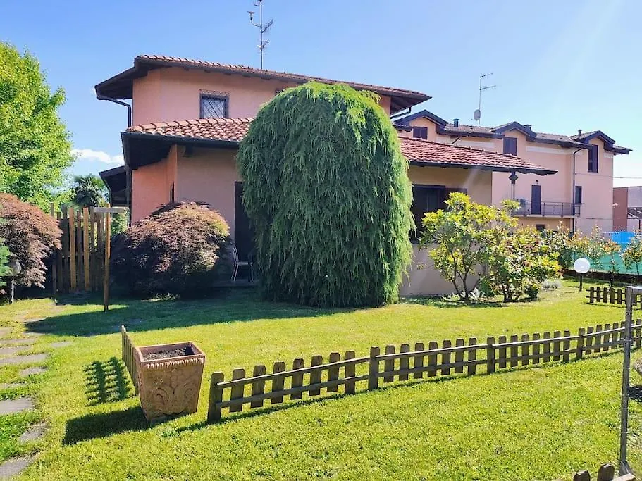 Rebea, Porzione Di Villa Con Giardino Castronno